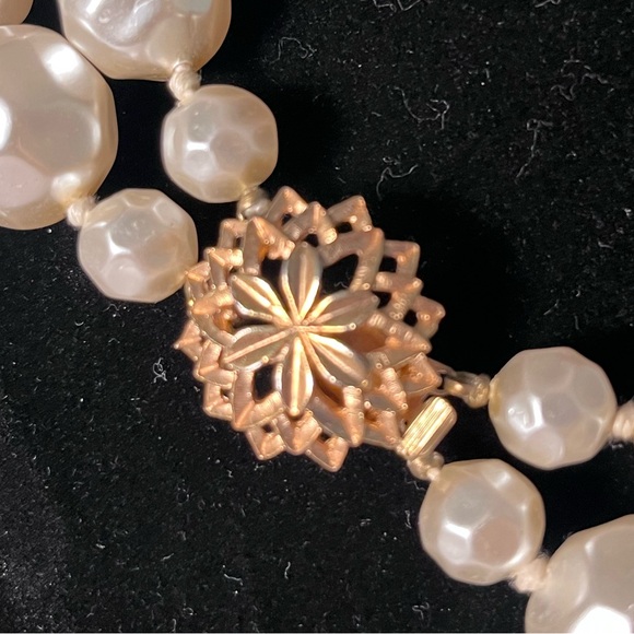Vintage double strand chunky faux pearl choker style necklace w/decorative clasp - Picture 2 of 6